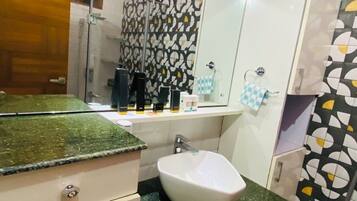 Whirlpool, Haartrockner, Bidet, Handtücher