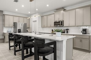 Refrigerador, microondas, horno, placa de cocina