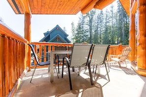 Outdoor dining - Ski In & Out Right from your Private Hot Tub (Fernie)