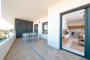 Outdoor dining - Solana Boutique Apartment, pool, serenity and views, by OYOOSTAYS (San Miguel de Salinas)