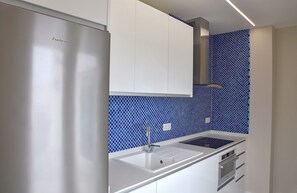 冷蔵庫、電子レンジ、オーブン、コンロ
