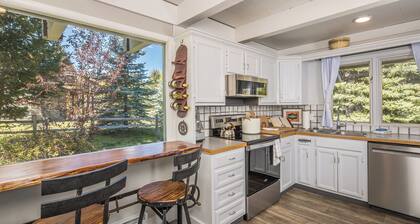 Hot Tub, Nordic Ski Access, Pet Friendly!