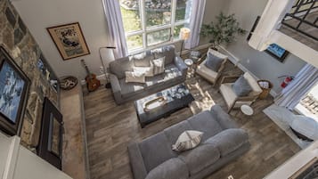 Een smart-tv en een open haard