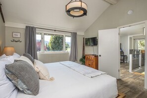 3 bedrooms, iron/ironing board, travel cot, free WiFi - Hot Tub, Nordic Ski Access, Pet Friendly! (Big Sky)