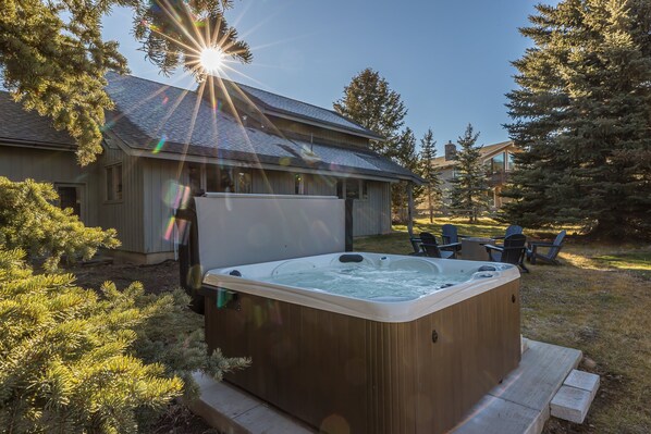 Outdoor spa tub - Hot Tub, Nordic Ski Access, Pet Friendly! (Big Sky)