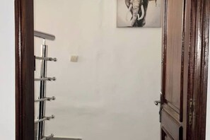 Interior - You'll never be disappointed with me, I'm waiting for you. (Dakar)
