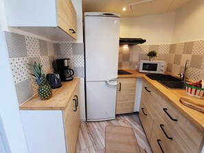 Fridge, microwave, stovetop, coffee/tea maker