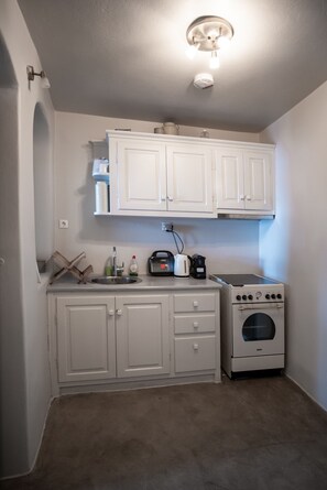 Fridge, microwave, oven, coffee/tea maker