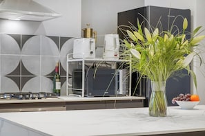 Refrigerador, microondas, horno, placa de cocina