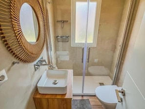 Douche, sĂšche-cheveux, serviettes fournies