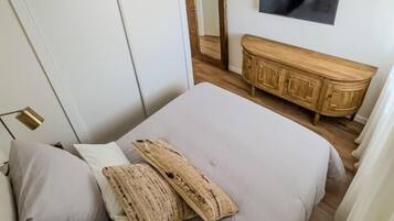 2 dormitoris, planxa i posts de planxar, Internet i roba de llit