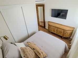 Iron/ironing board, internet, bed sheets