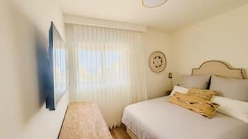 2 bedrooms, iron/ironing board, internet, bed sheets