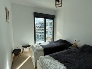 2 bedrooms, iron/ironing board, Internet, bed sheets