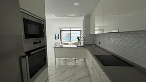 Kjøleskap, mikrobølgeovn, ovn og oppvaskmaskin