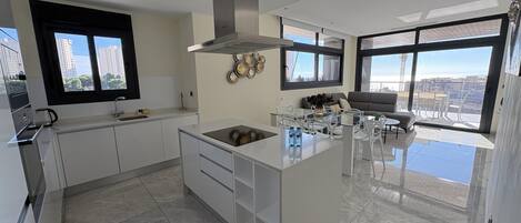 Kühlschrank, Mikrowelle, Ofen, Geschirrspüler