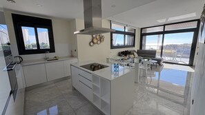 Jääkaappi, mikroaaltouuni, uuni, astianpesukone