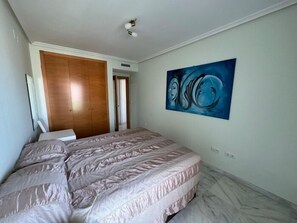 Strykejern/-brett, internettilgang og sengetøy