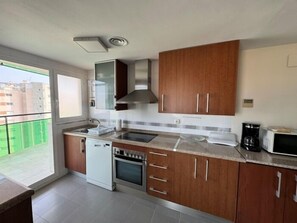 Kjøleskap, mikrobølgeovn, ovn og oppvaskmaskin