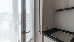 公寓 (2 Bedrooms) | 私人厨房 | 微波炉、意式浓缩咖啡机、电热水壶、高脚椅