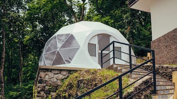 テント ダブルベッド 2 台 | WiFi (無料)