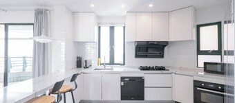 Tyms Elegant 4BR 2BA Apt in Xujiahui