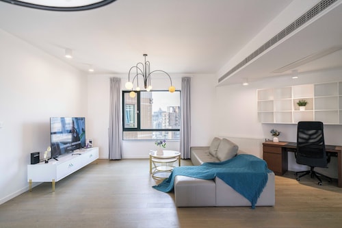 Tyms Elegant 4BR 2BA Apt in Xujiahui