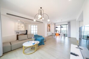 Superior Apartment, 4 Bedrooms, Balcony, City View | Living room | Smart TV