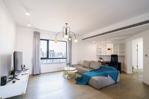 Superior Apartment, 4 Bedrooms, Balcony, City View | Living room | Smart TV