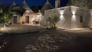 Un bâtiment en pierre doté d’un petit espace extérieur aménagé avec des sièges et d’une enseigne sur laquelle on peut lire « Menabrea ».