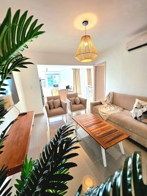 Apartment, 1 Bedroom, Accessible, Smoking | Living room