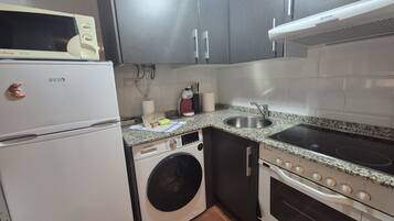 Frigorífico, microondas, horno y cafetera o tetera