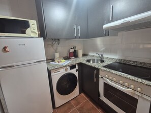 ثلاجة، ميكروويف، فرن، ماكينة لصنع القهوة/الشاي