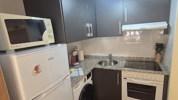 Fridge, microwave, oven, coffee/tea maker