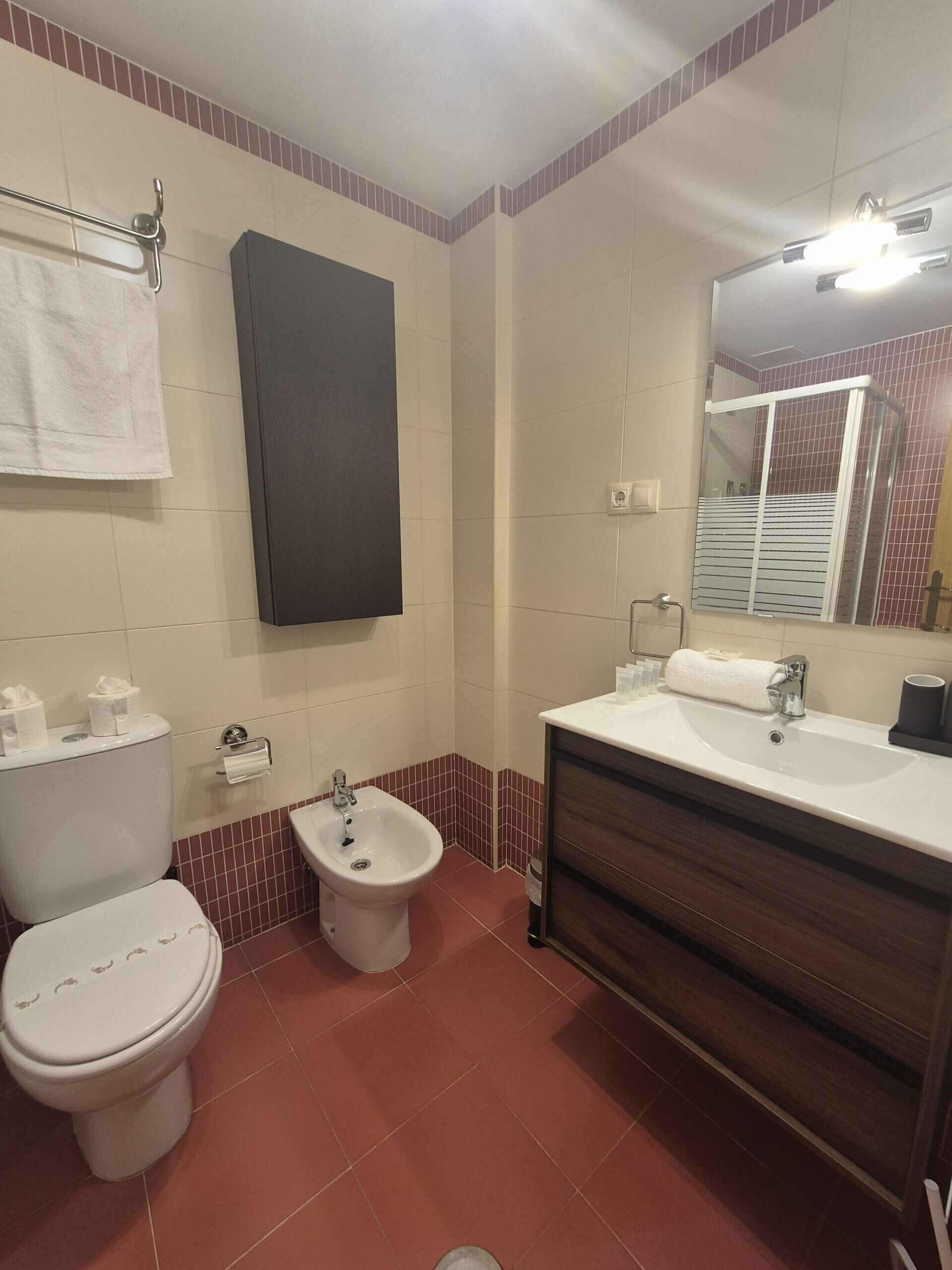 Douche, sèche-cheveux, serviettes fournies