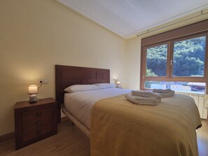 1 dormitorio, tabla de planchar con plancha, wifi gratis y ropa de cama