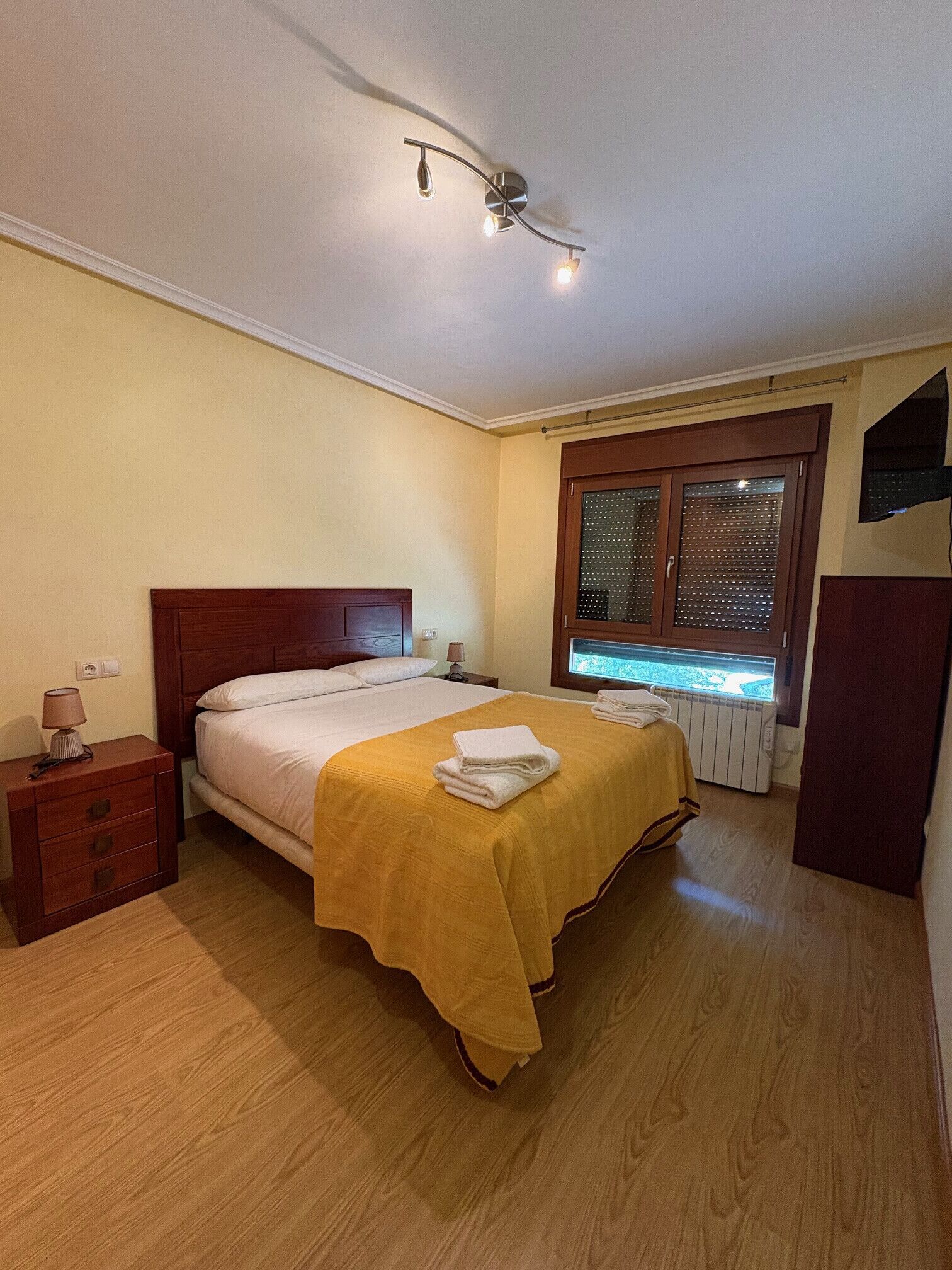 1 chambre, fer et planche à repasser, Wi-Fi gratuit, draps fournis