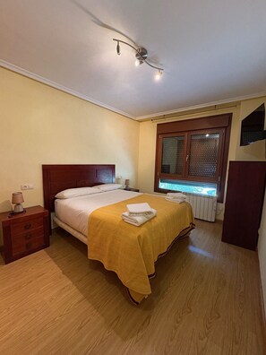 1 غرفة نوم ومكواة/لوح كي وواي فاي مجانًا وملاءات أسرّة