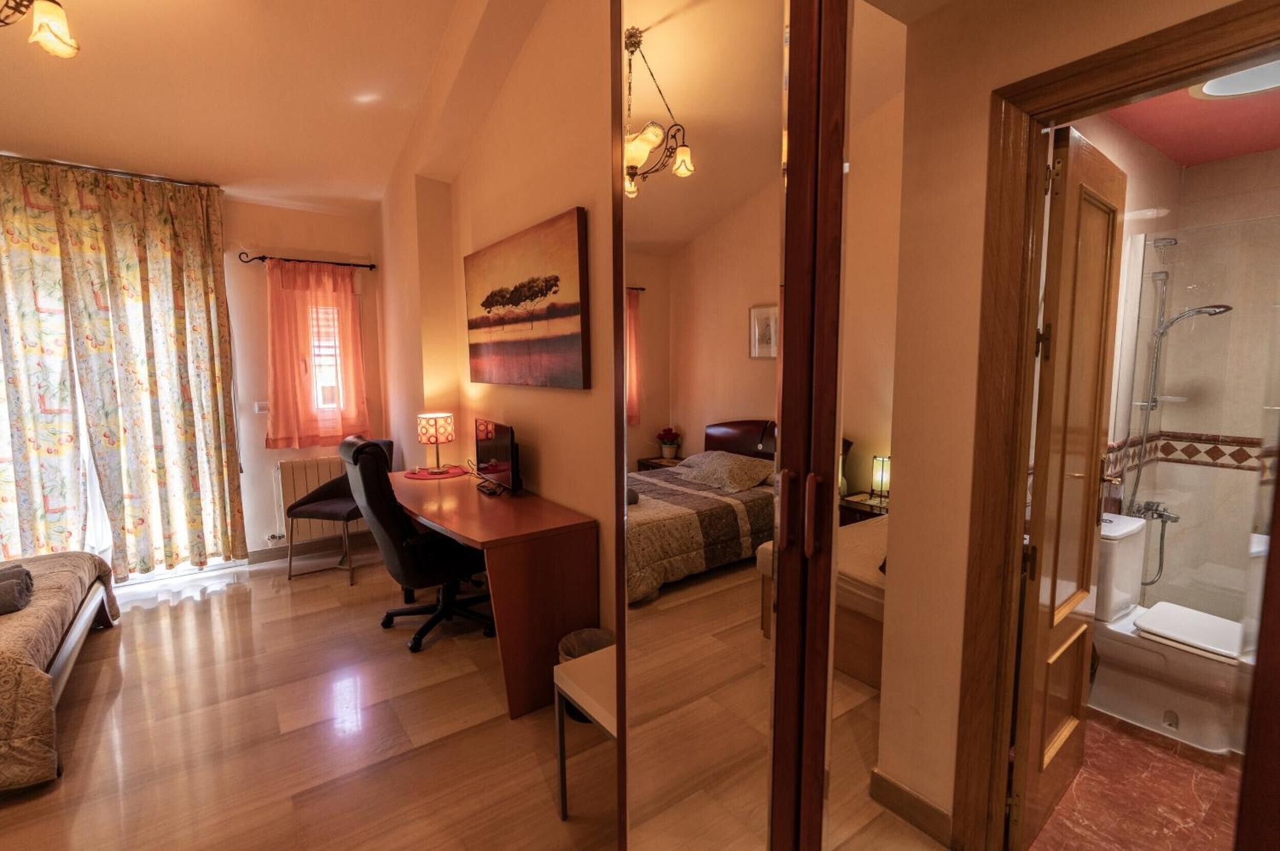 2 habitaciones, tabla de planchar con plancha, wifi y ropa de cama 