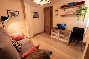 TV - 'Central Apartment Granada' with Shared Terrace, Wi-Fi and Air Conditioning (Granada)