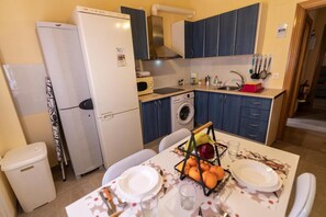 Refrigerador, microondas, placa de cocina, cafetera/tetera