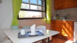 Kühlschrank, Mikrowelle, Wasserkocher mit Kaffee-/Teezubehör