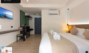 In-room safe, blackout drapes, free WiFi