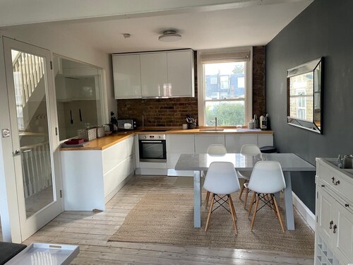 Bright 3 bedroom design flat with terrace