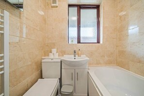 Haartrockner, Handtücher, Seife, Toilettenpapier