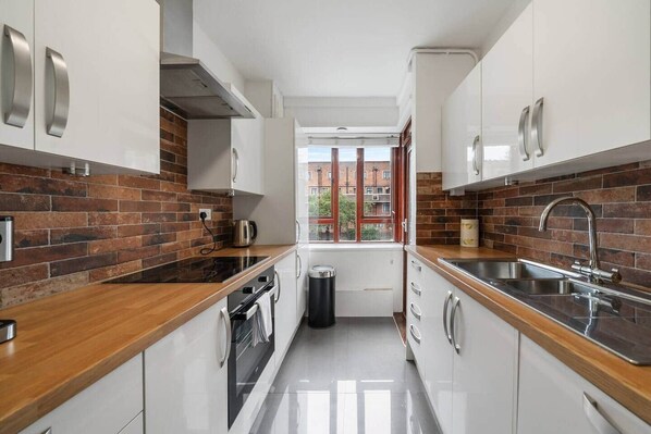 Fridge, microwave, oven, stovetop