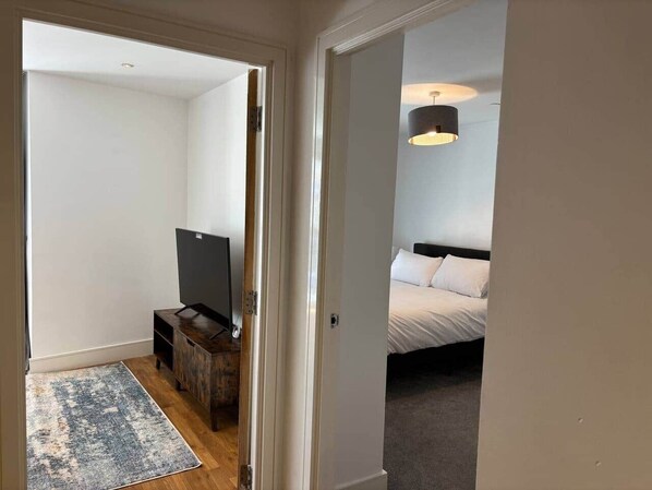 1 habitación, tabla de planchar con plancha, wifi y ropa de cama