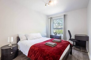 2 室のベッドルーム、アイロン / アイロン台、WiFi、ベッドシーツ