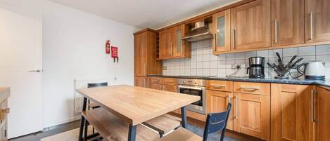 Kühlschrank, Mikrowelle, Ofen, Geschirrspüler