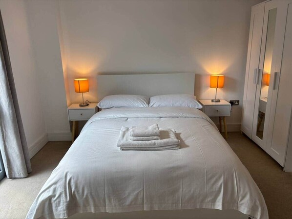 1 habitación, tabla de planchar con plancha, wifi y ropa de cama